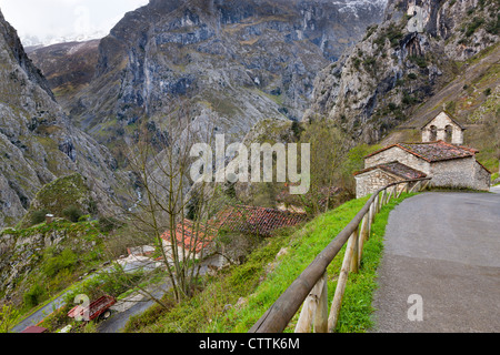 Kleine Kirche in Camarmena Dorf auf einer Schulter der Schlucht Garganta del Cares Stockfoto