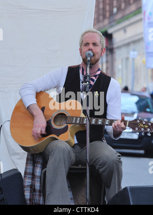 Sänger / Gitarrist bei der Merchant City Festival in Glasgow, Sommer 2012 Stockfoto