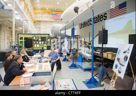 STS-135 Crew-Mitglieder nehmen an einem EVA Thermal Protection System (TPS) Overview Training in der TPS/ Precision Air Bearing Facility in der Space Vehicle Mock-Up Facility im Johnson Space Center der NASA Teil. Von links sind die NASA-Astronauten Chris Ferguson, Kommandant, Rex Walheim, Missionsspezialist, Doug Hurley, Pilot, und Sandy Magnus, Missionsspezialist, abgebildet. John Ray (rechts) unterstützte die Crew-Mitglieder. STS-135 ist als letzte Mission des Space Shuttle-Programms geplant. Stockfoto