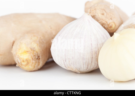 Knoblauch und Ingwer Closeup auf weiß Stockfoto