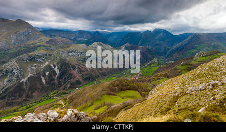 Zeigen Sie in der Nähe von Carbes, Blick aus der Picos de Europa-Park im Westen, Asturien, Spanien an Stockfoto