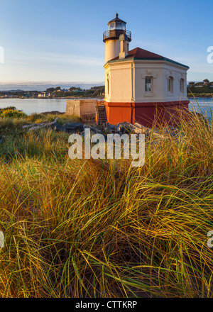 Bandon, Oregon: Morgensonne auf der Coquille Fluss Leuchtturm und Dünen Gräser Stockfoto