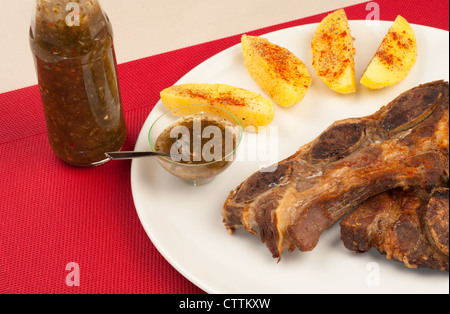 Gegrillten Churrasco mit argentinische Chimichurri Sauce serviert Stockfoto