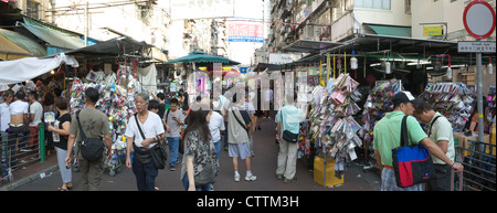 Beschäftigt Straßenmarkt in Sham Shui Po Bezirk von Hong Kong Kowloon Stockfoto