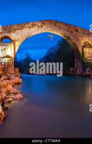 Puente Romano (Römerbrücke), 13. Jahrhundert, Cangas de Onís. Asturien, Spanien Stockfoto