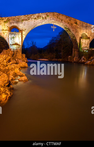 Puente Romano (Römerbrücke), 13. Jahrhundert, Cangas de Onís. Asturien, Spanien Stockfoto