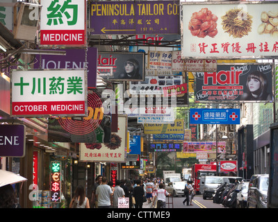 Blick entlang einer Straße in Kowloon Hong Kong zeigt die vielen Werbeschilder Stockfoto