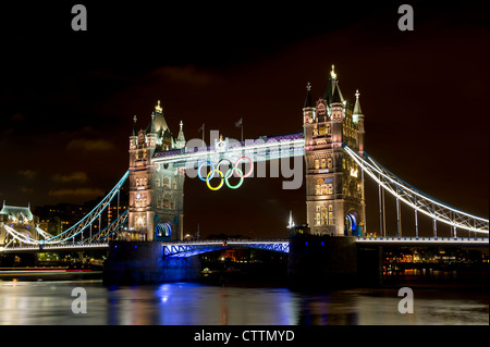 Die Tower Bridge ist beleuchtete Gold, britischer Ruderer, Heather Stanning und Helen Glover zu feiern. Stockfoto