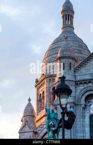 Paris, Frankreich, architektonische Details, Street Performer hängt an Straßenlaterne in Montmartre, Basilika Sacre Coeur, Denkmäler paris Stockfoto