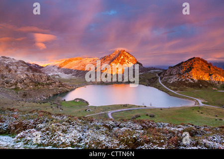 See-Enol mit La Porra Enol und Cerru Sornin im Hintergrund, Picos de Europa National Park, Covadonga, Asturien, Spanien Stockfoto