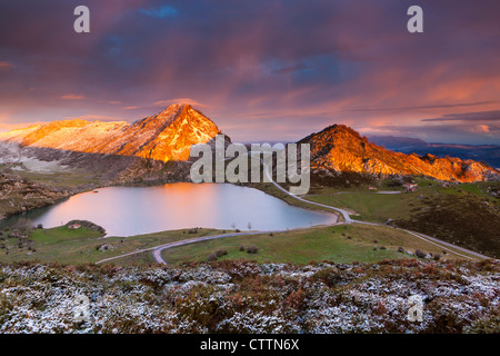 See-Enol mit La Porra Enol und Cerru Sornin im Hintergrund, Picos de Europa National Park, Covadonga, Asturien, Spanien Stockfoto