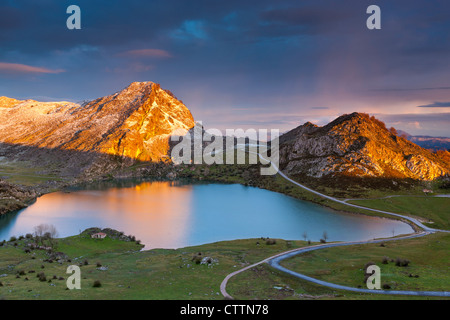 See-Enol mit La Porra Enol und Cerru Sornin im Hintergrund, Picos de Europa National Park, Covadonga, Asturien, Spanien Stockfoto