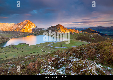 See-Enol mit La Porra Enol und Cerru Sornin im Hintergrund, Picos de Europa National Park, Covadonga, Asturien, Spanien Stockfoto