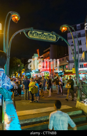 Paris, Frankreich, Viertel Pigalle, bei Nacht, Eingang der U-Bahn-Station Paris, historisches Schild, Bahnhof Blanche, Crowdwalk, Vintage-Design auf der Straße mit Lichtern, Menschen Nachtlicht paris Stockfoto