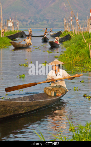 Handgemachte hölzerne Boote sind die wichtigste Form des Transports am INLE-See - MYANMAR Stockfoto