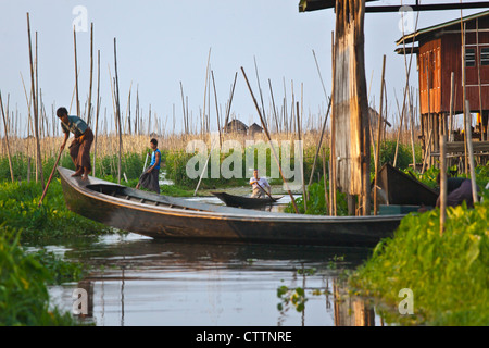 Handgemachte hölzerne Boote sind die wichtigste Form des Transports am INLE-See - MYANMAR Stockfoto