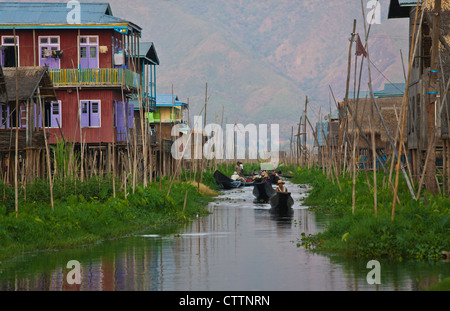 Handgemachte hölzerne Boote sind die wichtigste Form des Transportes Dorf von PWE SAR KONE - INLE-See, MYANMAR Stockfoto