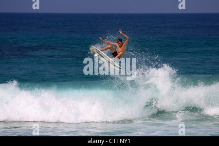 Australische Surfer Mikey Barber eine riesige Luft wirft kehren Sie beim Surfen von einem tropischen Strandurlaub in Sumatra, Indonesien. Stockfoto