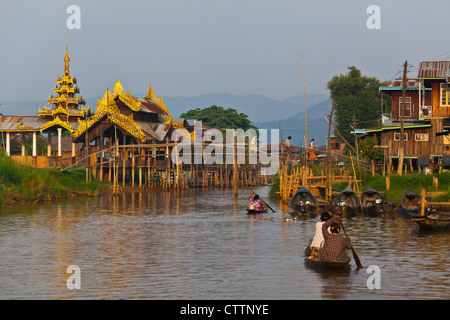 Handgemachte hölzerne Boote sind die wichtigste Form des Transports am INLE-See - MYANMAR Stockfoto