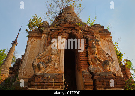 NYAUNG OHAK und THEIN SHWE INN befinden sich im INDEIN sind buddhistische SCHREINE - INLE-See, MYANMAR Stockfoto