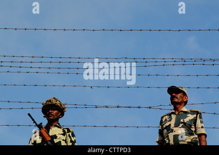 Sicherheit an den Grenzen zwingen Bewachung Indien - Pakistan Grenze Stockfoto