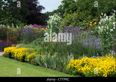 Lange Grenze an der RHS Wisley Gardens. Surrey, England Stockfoto