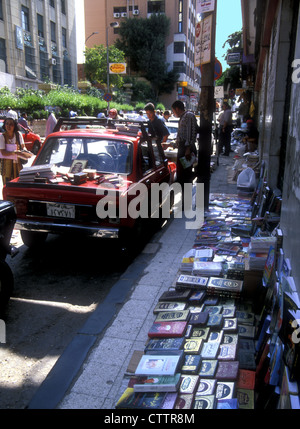 Straßenbuchhändler in Alexandria mit Kopien des Heiligen Korans Ägypten Stockfoto