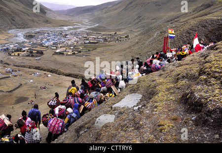 Pilger auf dem Weg zur Sinakara während der Qoyllur Ritti Wallfahrt, Ocongate, Abteilung von Cuzco, Peru. Stockfoto