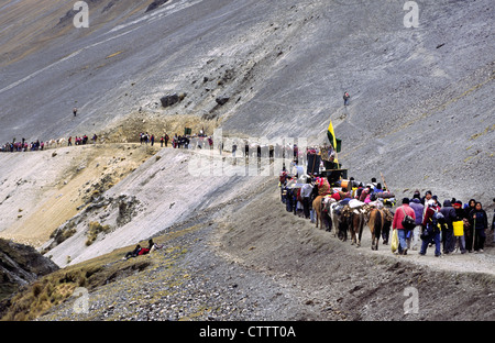 Pilger auf dem Weg zur Sinakara während der Qoyllur Ritti Wallfahrt, Ocongate, Abteilung von Cuzco, Peru. Stockfoto