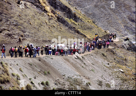 Pilger auf dem Weg zur Sinakara während der Qoyllur Ritti Wallfahrt, Ocongate, Abteilung von Cuzco, Peru. Stockfoto