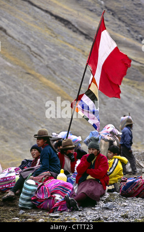 Pilger auf dem Weg zur Sinakara während der Qoyllur Ritti Wallfahrt, Ocongate, Abteilung von Cuzco, Peru. Stockfoto