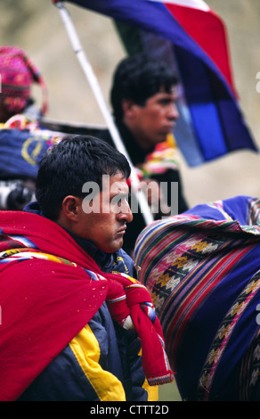 Pilger auf dem Weg zur Sinakara während der Qoyllur Ritti Wallfahrt, Ocongate, Abteilung von Cuzco, Peru. Stockfoto