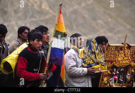 Pilger auf dem Weg zur Sinakara während der Qoyllur Ritti Wallfahrt, Ocongate, Abteilung von Cuzco, Peru. Stockfoto