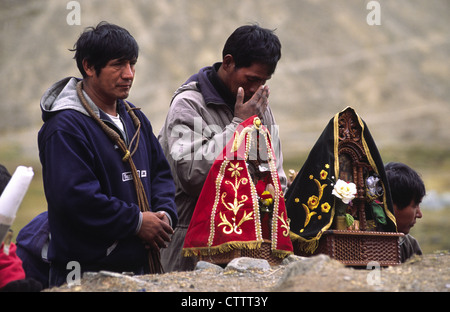 Pilger auf dem Weg zur Sinakara während der Qoyllur Ritti Wallfahrt, Ocongate, Abteilung von Cuzco, Peru. Stockfoto