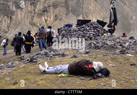 Pilger auf dem Weg zur Sinakara während der Qoyllur Ritti Wallfahrt, Ocongate, Abteilung von Cuzco, Peru. Stockfoto