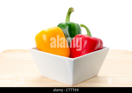 Drei verschiedene farbige Paprika in einer Schüssel Weißware - Studio gedreht Stockfoto