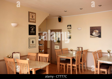 Innenraum eines Café-Restaurants an einem ruhigen Tag Stockfoto