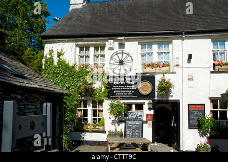 The Hole Int Wall Pub Inn öffentliches Haus Bowness On Windermere im Sommer Lake District Cumbria England Vereinigtes Königreich GB Großbritannien Stockfoto