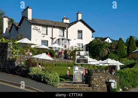 Besucher Touristen sitzen vor dem Angel Inn Pub in Summer Bowness auf Windermere im Sommer Cumbria England UK United Königreich Großbritannien Stockfoto