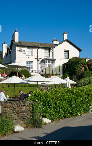 Besucher Touristen sitzen vor dem Angel Inn Pub in Summer Bowness auf Windermere im Sommer Cumbria England UK United Königreich Großbritannien Stockfoto