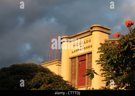 Der Mercado Dos Lavradores Gebäude in Madeira, Abendlicht Stockfoto