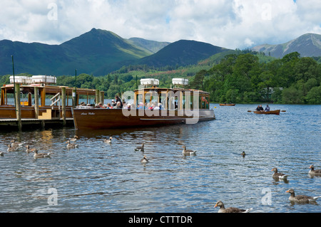 Menschen auf Vergnügungsbootsfahrten Boote und starten auf dem See im Sommer auf Derwentwater Keswick Lake District Cumbria England Großbritannien Großbritannien Stockfoto