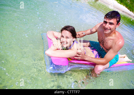 Driften auf Luftmatratze im Regen oder Spritzwasser Liebhaber Stockfoto