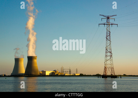 Kernkraftwerk Doel in den Hafen von Antwerpen, bei Sonnenuntergang Stockfoto