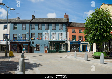 Geschäfte Geschäfte Geschäfte Geschäfte Häuser entlang der Straße auf dem Sommermarkt Place Cockermouth Cumbria England Großbritannien Großbritannien Großbritannien Großbritannien Großbritannien Großbritannien Großbritannien Großbritannien Großbritannien Großbritannien Großbritannien und Nordirland Stockfoto