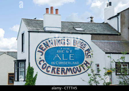 Nahaufnahme des Jennings Bros Brauerei Ale Schild auf gemalt Gebäude Cockermouth Cumbria England Vereinigtes Königreich GB Großbritannien Stockfoto