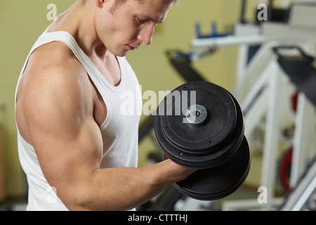 Bild der sportlichen Mann training im Fitness-Studio mit Langhantel Stockfoto