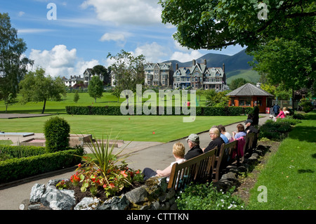 Menschen Besucher Touristen sitzen in den Gärten im Sommer hoffen Park Keswick Cumbria England Vereinigtes Königreich GB Großbritannien Stockfoto