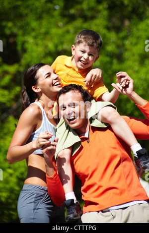 Porträt der sportliche Familie, die gute Zeit im freien Stockfoto