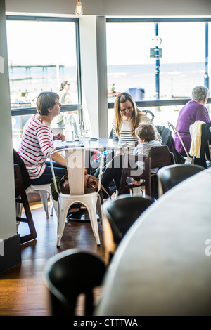 Menschen Sie essen Mittagessen im BARAVIN, eine neue Pizzeria Café bar Bistrorestaurant in Aberystwyth, Wales, UK Stockfoto